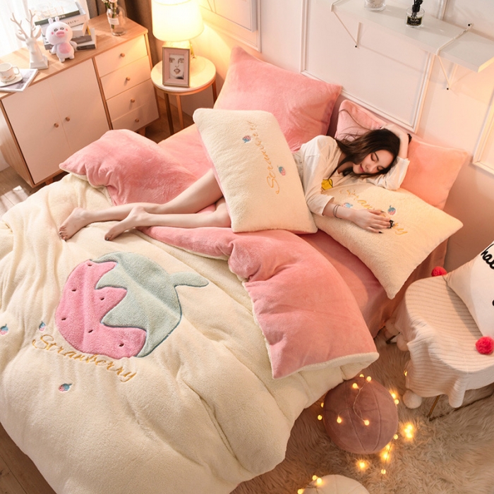 91家纺网 家纺一手货源 找家纺 朗莎家纺 2019新款大版贴布绣羊羔绒保暖四件套 草莓奶白