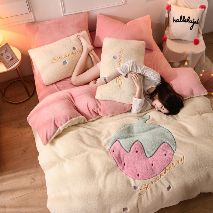 91家纺网 家纺一手货源 找家纺 朗莎家纺 2019新款大版贴布绣羊羔绒保暖四件套 草莓奶白