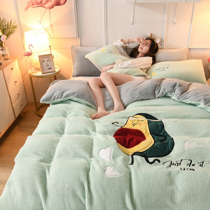 91家纺网 家纺一手货源 找家纺 朗莎家纺 2019新款大版贴布绣羊羔绒保暖四件套 牛油果抹茶绿