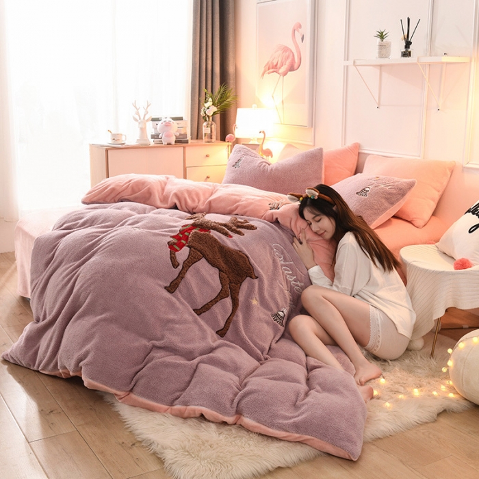 91家纺网 家纺一手货源 找家纺 朗莎家纺 2019新款大版贴布绣羊羔绒保暖四件套 圣诞鹿豆沙