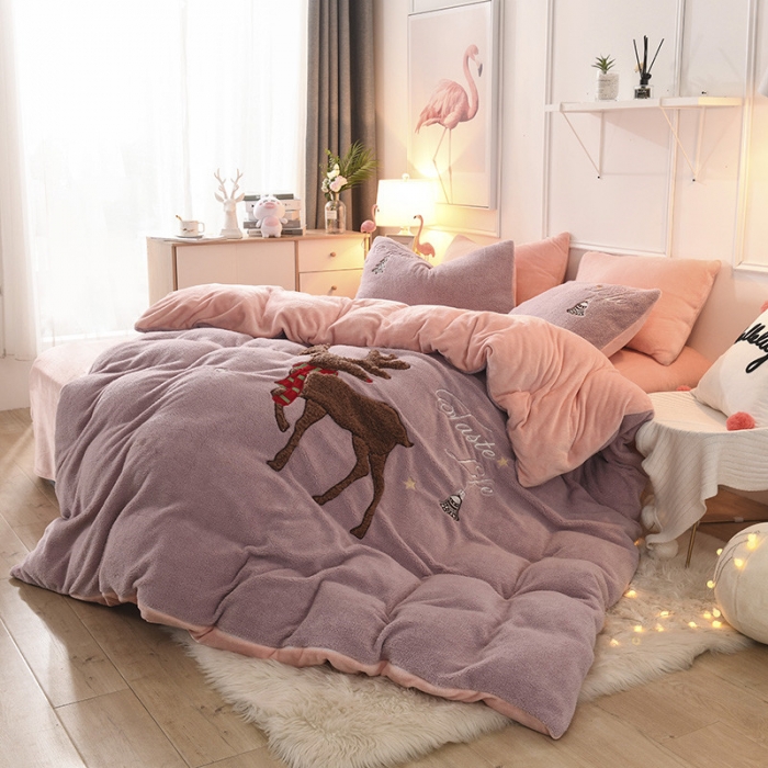 91家纺网 家纺一手货源 找家纺 朗莎家纺 2019新款大版贴布绣羊羔绒保暖四件套 圣诞鹿豆沙