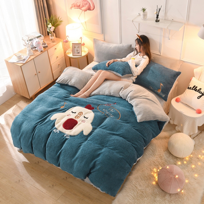 91家纺网 家纺一手货源 找家纺 朗莎家纺 2019新款大版贴布绣羊羔绒保暖四件套 小鸡午夜蓝