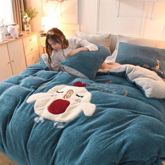 91家纺网 家纺一手货源 找家纺 朗莎家纺 2019新款大版贴布绣羊羔绒保暖四件套 小鸡午夜蓝