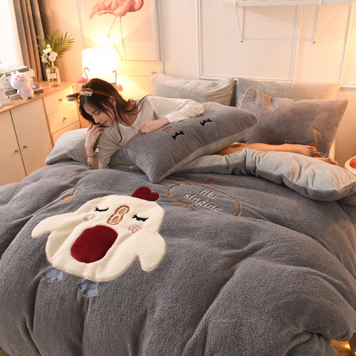 91家纺网 家纺一手货源 找家纺 朗莎家纺 2019新款大版贴布绣羊羔绒保暖四件套 小鸡银灰