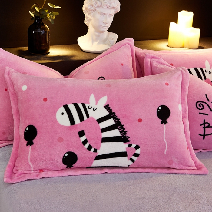 91家纺网 家纺一手货源 找家纺 KT猫直营店2024新款卡通法莱绒牛奶绒情侣四件套 黑白之吻