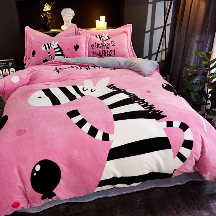 91家纺网 家纺一手货源 找家纺 KT猫直营店2024新款卡通法莱绒牛奶绒情侣四件套 黑白之吻