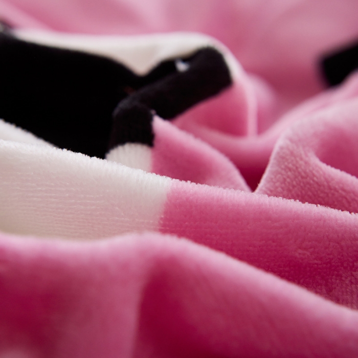 91家纺网 家纺一手货源 找家纺 KT猫直营店2024新款卡通法莱绒牛奶绒情侣四件套 黑白之吻