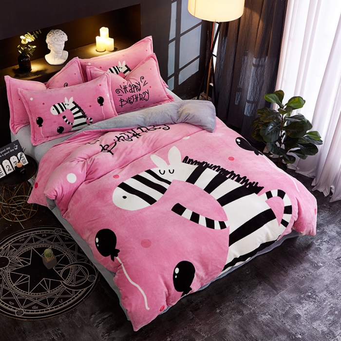 91家纺网 家纺一手货源 找家纺 KT猫直营店2024新款卡通法莱绒牛奶绒情侣四件套 黑白之吻