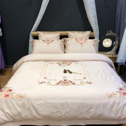 91家纺网 家纺一手货源 找家纺 玖玖爱 2018新款贡缎绣花系列四件套洛可可驼色