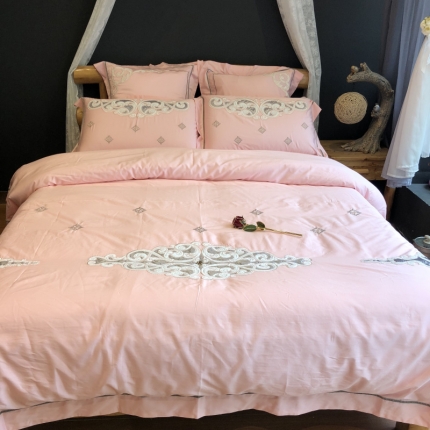 91家纺网 家纺一手货源 找家纺 玖玖爱 2018新款贡缎绣花系列四件套巴洛克庄园