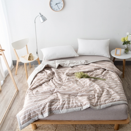 91家纺网 家纺一手货源 找家纺  玖玖爱 水洗棉夏被 浅咖白条