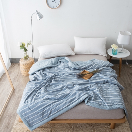 91家纺网 家纺一手货源 找家纺  玖玖爱 水洗棉夏被 浅灰白条