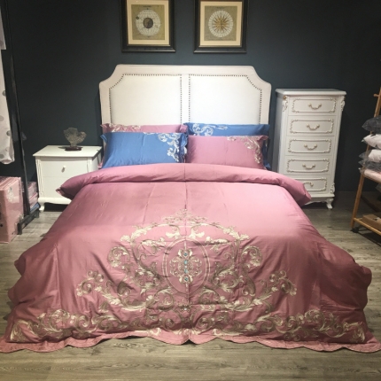 91家纺网 家纺一手货源 找家纺 玖玖爱2020新款80支长绒棉工艺绣花系列四件套 曼瑞-甘红