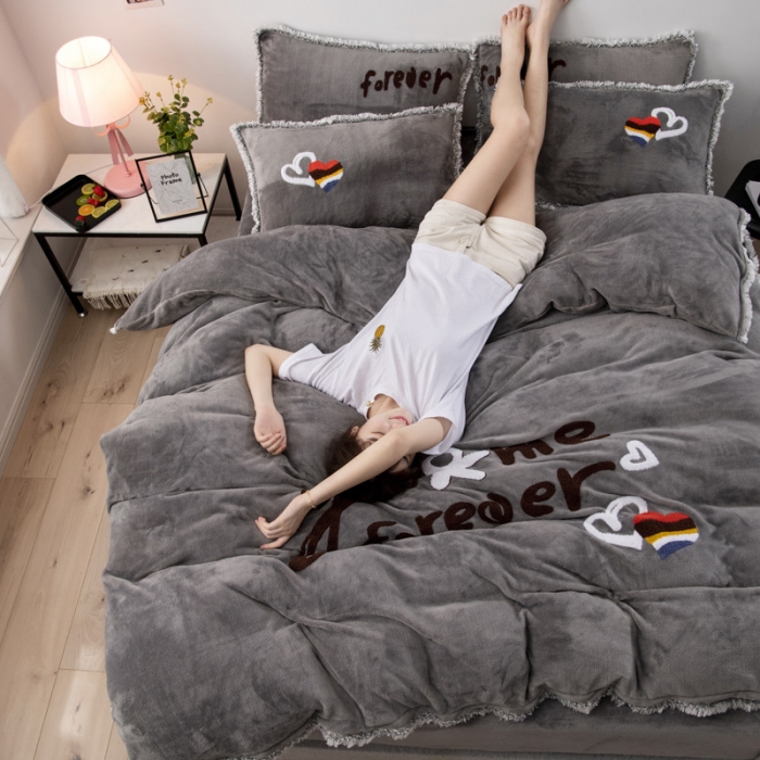 91家纺网 家纺一手货源 找家纺 雨洋家纺 2019新款毛巾绣四件套 银灰