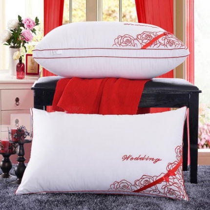 91家纺网 家纺一手货源 找家纺 皇冠之家 2023新款婚庆羽丝枕芯48*74一只 红丝带