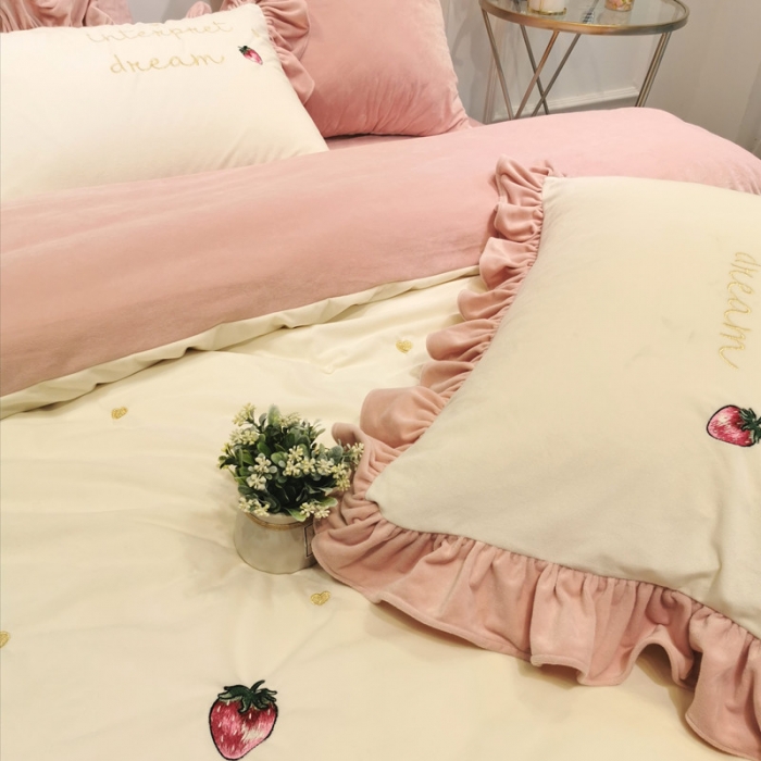 91家纺网 家纺一手货源 找家纺 星野 2019新款宝宝绒小草莓四件套 小草莓绒（白）