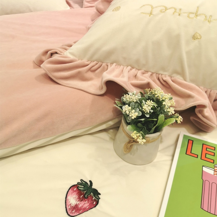 91家纺网 家纺一手货源 找家纺 星野 2019新款宝宝绒小草莓四件套 小草莓绒（白）