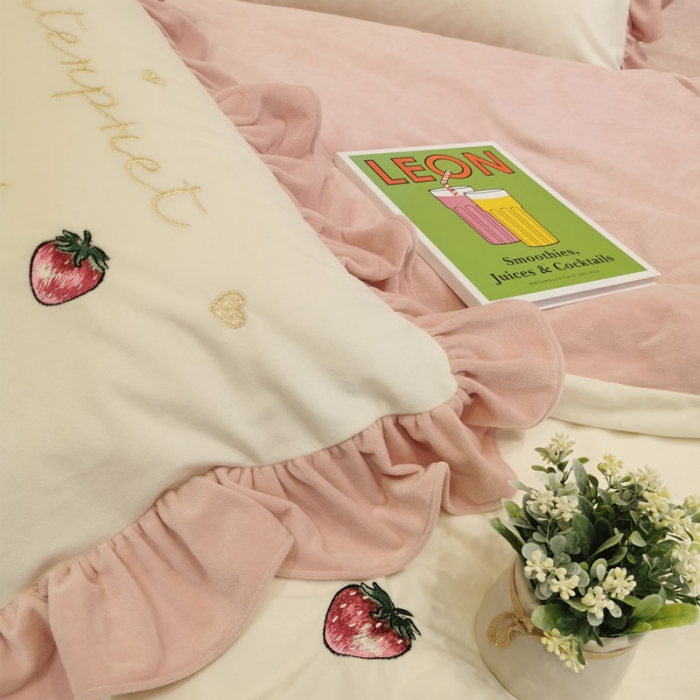 91家纺网 家纺一手货源 找家纺 星野 2019新款宝宝绒小草莓四件套 小草莓绒（白）