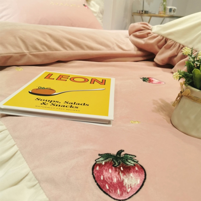 91家纺网 家纺一手货源 找家纺 星野 2019新款宝宝绒小草莓四件套 小草莓（粉）