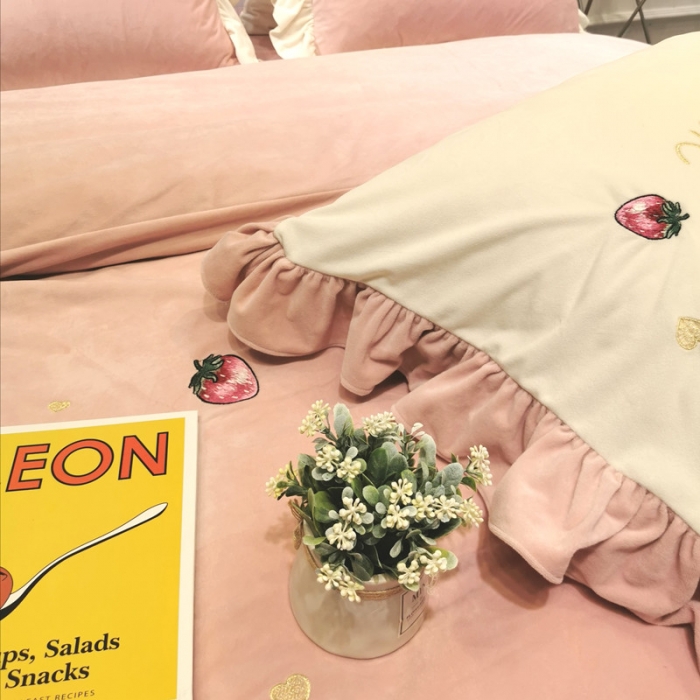 91家纺网 家纺一手货源 找家纺 星野 2019新款宝宝绒小草莓四件套 小草莓（粉）