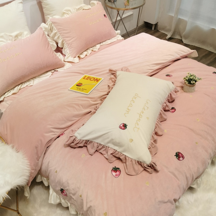 91家纺网 家纺一手货源 找家纺 星野 2019新款宝宝绒小草莓四件套 小草莓（粉）