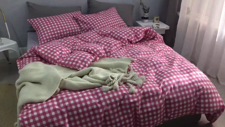 91家纺网 家纺一手货源 找家纺 艾沁家纺 北欧简约格子条纹系列全棉四件套床单款粉白格