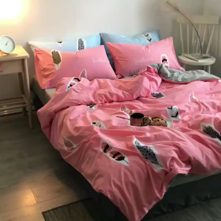 91家纺网 家纺一手货源 找家纺 久典家纺 2018新款全棉水洗棉印花四件套 羽毛-红