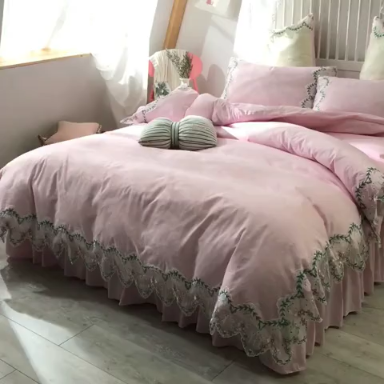 91家纺网 家纺一手货源 找家纺 绒世界 2021新品玫瑰秘密系列四件套床裙款玫瑰秘密-粉