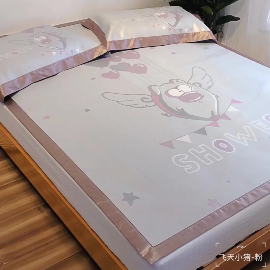 91家纺网 家纺一手货源 找家纺 本希 2019年水洗养生席提花单席款 飞天小猪-粉