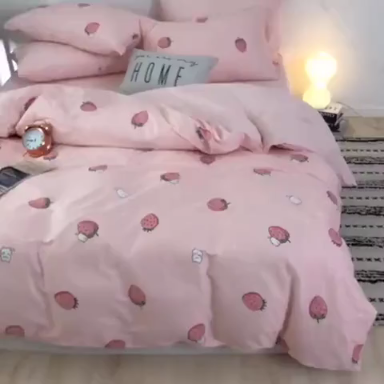 91家纺网 家纺一手货源 找家纺 沐棉2019新款13370小卡通小清新四件套床单款 甜心草莓