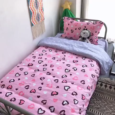 91家纺网 家纺一手货源 找家纺 棉生活 2019新款学生三件套 点击时尚粉