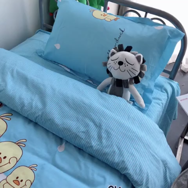 91家纺网 家纺一手货源 找家纺 棉生活 2019新款学生三件套 小黄鸭蓝