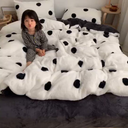 91家纺网 家纺一手货源 找家纺 2021兔兔绒四件套兔兔绒三件套牛奶绒四件套（黑波点）