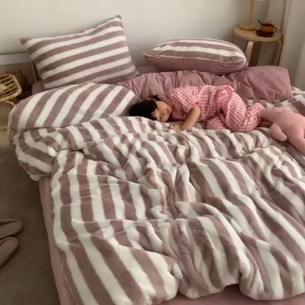 91家纺网 家纺一手货源 找家纺 2021兔兔绒四件套兔兔绒三件套（豆沙条纹）