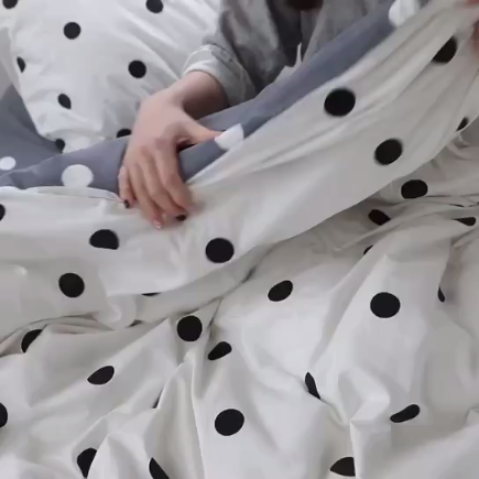 91家纺网 家纺一手货源 找家纺 怡家居 2019全棉斜纹印花小清新四件套 模拍图 波点