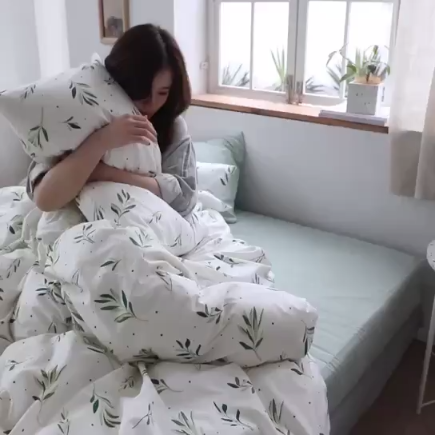 91家纺网 家纺一手货源 找家纺 怡家居 2019全棉斜纹印花小清新四件套 模拍图 抹绿