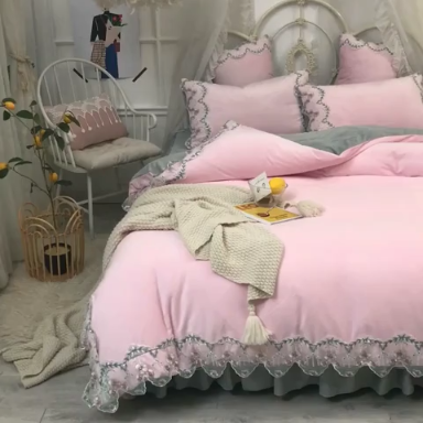 91家纺网 家纺一手货源 找家纺 绒世界 秋冬绒款花边款和毛巾绣四件套床裙款 花边款-粉灰