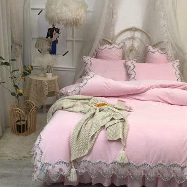 91家纺网 家纺一手货源 找家纺 绒世界 秋冬绒款花边款和毛巾绣四件套床裙款 花边款粉色