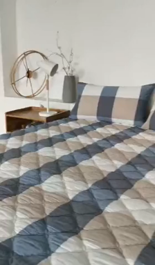 91家纺网 家纺一手货源 找家纺 久典家居 2019新款色织全棉水洗棉夹棉床笠 兰大格