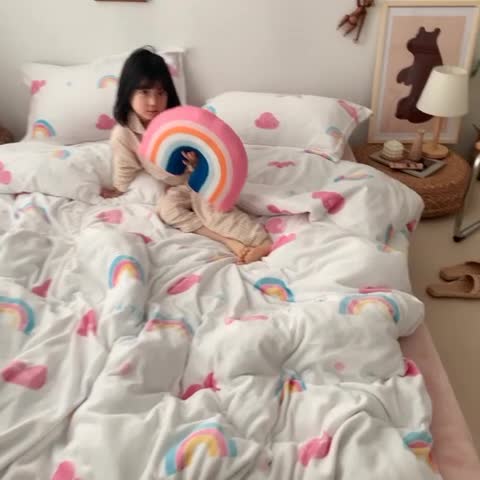 91家纺网 家纺一手货源 找家纺 时年 2019牛奶绒印花保暖四件套童模图 棉花糖