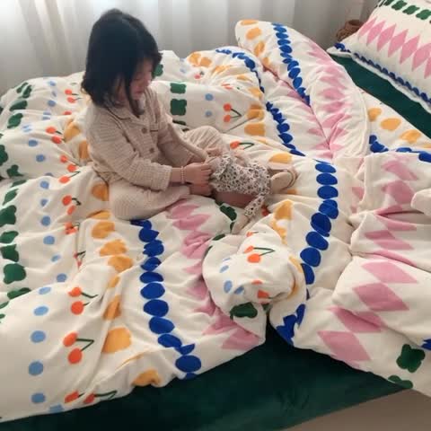 91家纺网 家纺一手货源 找家纺 时年 2019牛奶绒印花保暖四件套童模图 薇薇安绿