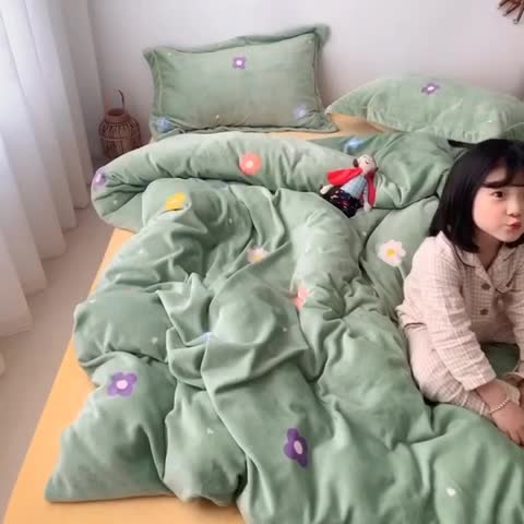 91家纺网 家纺一手货源 找家纺 时年 2019牛奶绒印花保暖四件套童模图 小花花绿