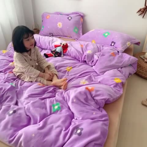 91家纺网 家纺一手货源 找家纺 时年 2019牛奶绒印花保暖四件套童模图 小花花紫