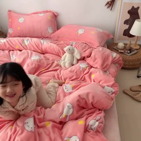 91家纺网 家纺一手货源 找家纺 时年 2019牛奶绒印花保暖四件套童模图 小兔几