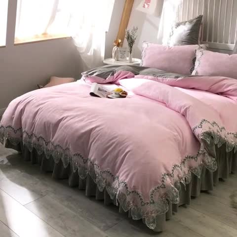 91家纺网 家纺一手货源 找家纺 绒世界 2021新品玫瑰秘密系列四件套床裙款玫瑰秘密-粉灰