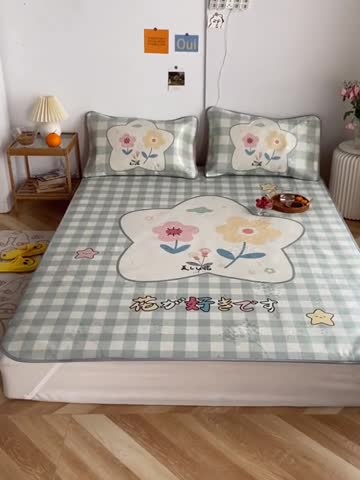 91家纺网 家纺一手货源 找家纺 同田家纺 网供2020新款数码大版印花卡通二次元冰丝三明治凉席 格子花