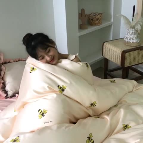 91家纺网 家纺一手货源 找家纺 欧冠 2020新款水洗真丝蕾丝花边款四件套 小蜜蜂