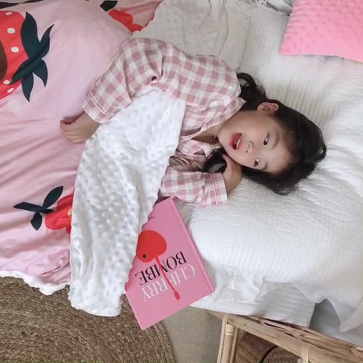 91家纺网 家纺一手货源 找家纺 星期八 2020新款A类针织棉豆豆毯 草莓女孩