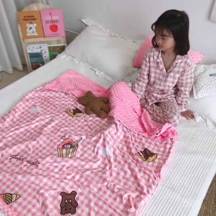 91家纺网 家纺一手货源 找家纺 星期八 2020新款A类针织棉豆豆毯 粉格小熊