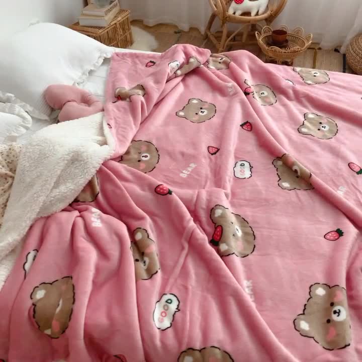91家纺网 家纺一手货源 找家纺 川悦生活2020新款羊羔绒毯子卡通亲肤牛奶绒毛毯 草莓熊粉